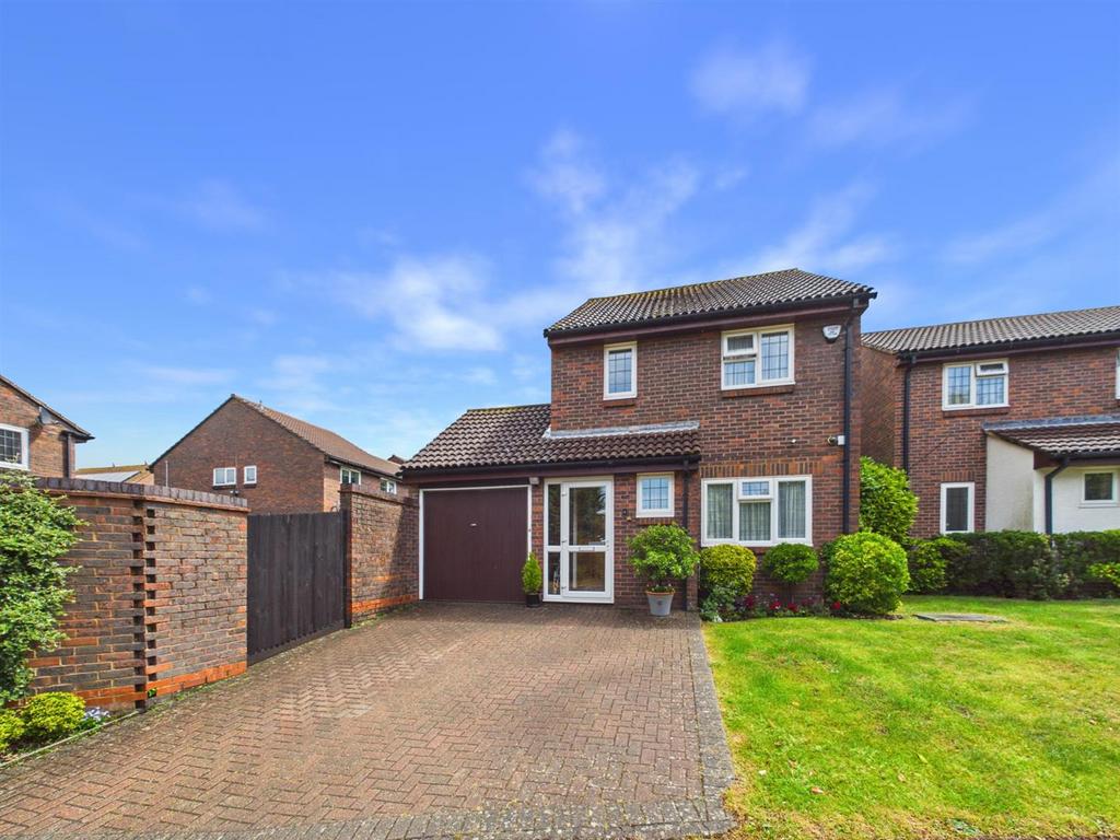Detached house exterior, driveway, garage