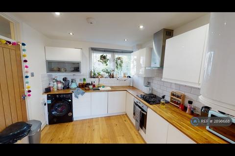 3 bedroom flat to rent, Fern Court, London, SE14