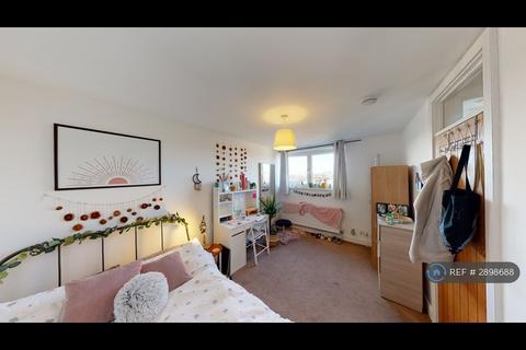 3 bedroom flat to rent, Fern Court, London, SE14