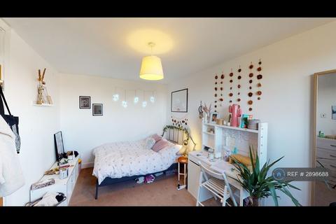 3 bedroom flat to rent, Fern Court, London, SE14