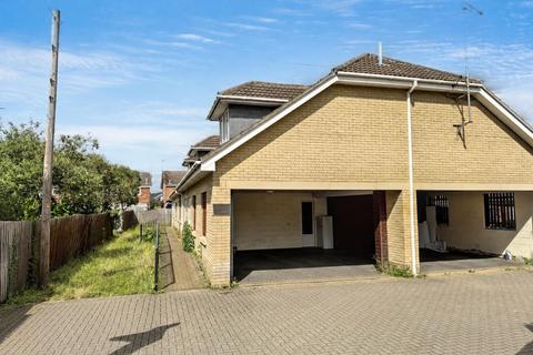 2 bedroom ground floor flat to rent, Renson Close, Peterborough, PE4
