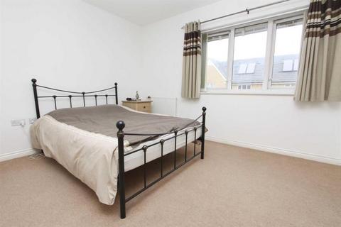 4 bedroom terraced house to rent, Varcoe Gardens, Hayes UB3