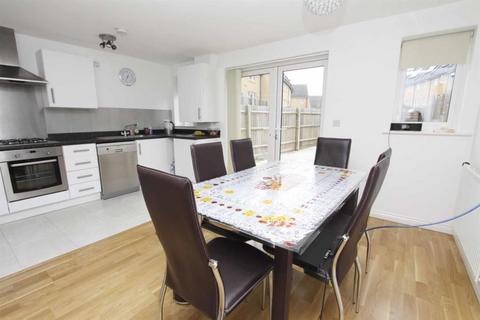 4 bedroom terraced house to rent, Varcoe Gardens, Hayes UB3