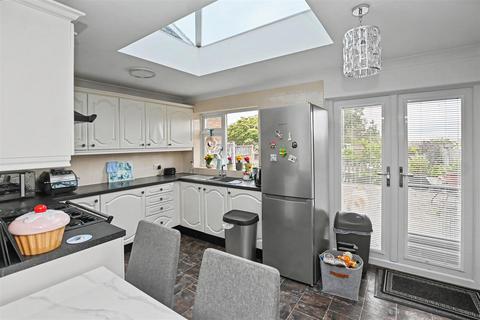 3 bedroom semi-detached house for sale, Woodside Avenue, Benfleet SS7