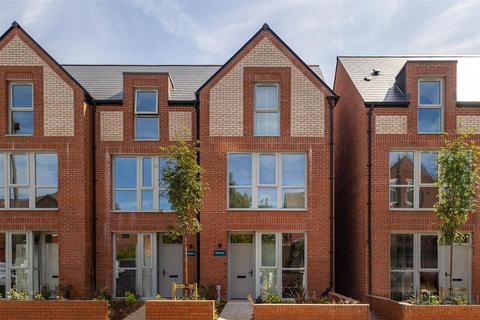 4 bedroom end of terrace house for sale, Stafford Close, Victoria Park