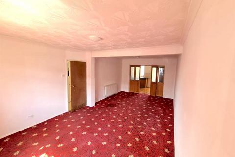 4 bedroom terraced house to rent, Waye Avenue, Hounslow TW5
