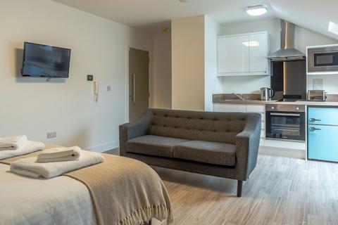 Studio to rent, 84-86 Derrys Villa, Flat 15