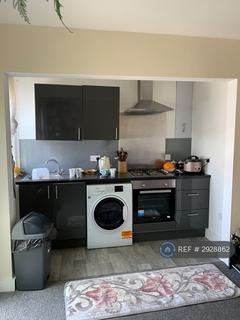 2 bedroom flat to rent, Broomfield Road, Folkestone, CT19