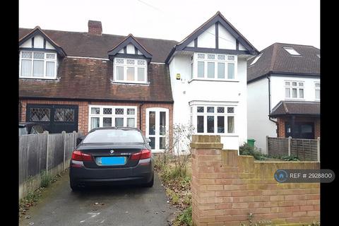 5 bedroom semi-detached house to rent, Lynwood Avenue, Slough, SL3