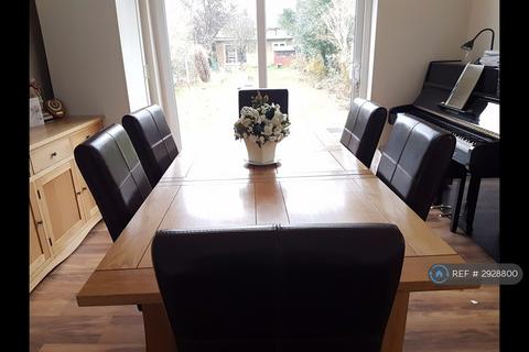 5 bedroom semi-detached house to rent, Lynwood Avenue, Slough, SL3