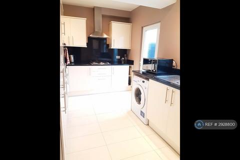 5 bedroom semi-detached house to rent, Lynwood Avenue, Slough, SL3