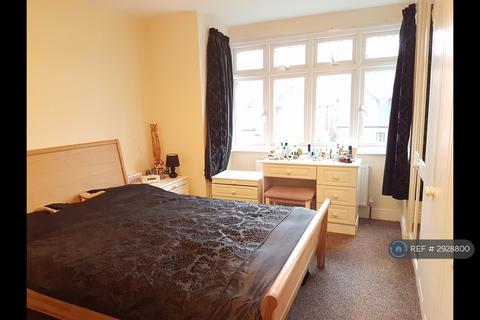 5 bedroom semi-detached house to rent, Lynwood Avenue, Slough, SL3