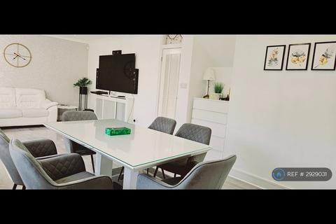 6 bedroom bungalow to rent, Lower Cippenham Lane, Slough, SL1