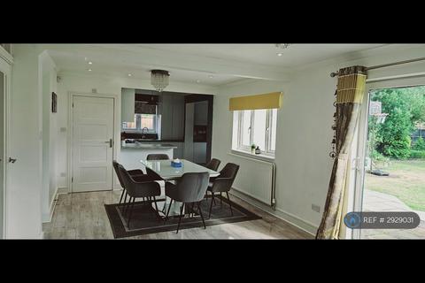 6 bedroom bungalow to rent, Lower Cippenham Lane, Slough, SL1