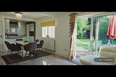 6 bedroom bungalow to rent, Lower Cippenham Lane, Slough, SL1