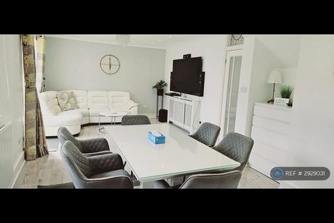 6 bedroom bungalow to rent, Lower Cippenham Lane, Slough, SL1