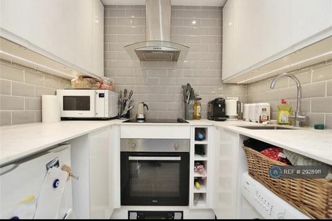1 bed flat/apartment for rent in Knaphill, Woking, GU21