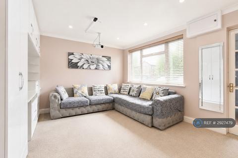 2 bedroom detached house to rent, Diamond Road, Watford, WD24