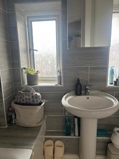2 bedroom house to rent, Lambourne Road, Barking IG11