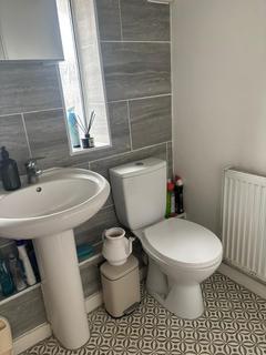 2 bedroom house to rent, Lambourne Road, Barking IG11