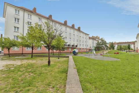 2 bedroom flat for sale, Barnfield Road, London, SE18