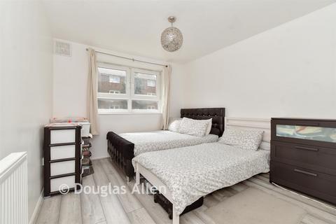 1 bedroom ground floor flat for sale, Grantham Road, London