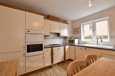 2 bedroom ground floor flat for sale, Walsingham House, London E4