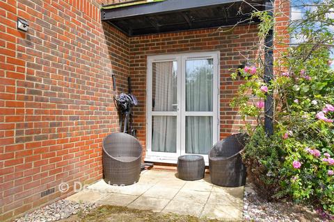 2 bedroom ground floor flat for sale, Walsingham House, London E4