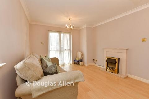 2 bedroom ground floor flat for sale, Walsingham House, London E4