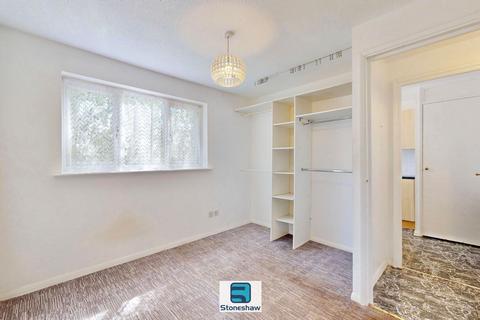 1 bedroom flat for sale, Butteridges Close, Dagenham, RM9