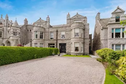 5 bedroom semi-detached house for sale