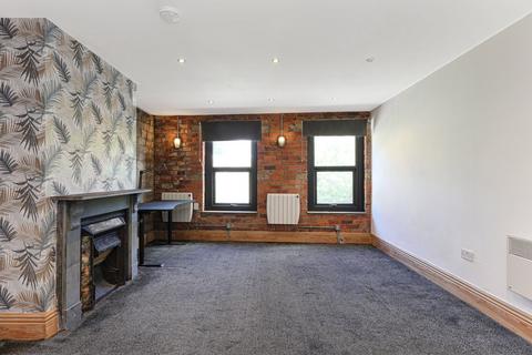 Studio to rent, Westgate, Cleckheaton, BD19