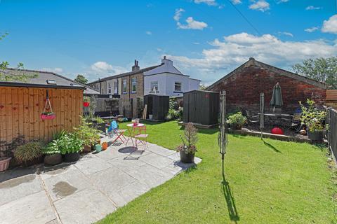Studio to rent, Westgate, Cleckheaton, BD19
