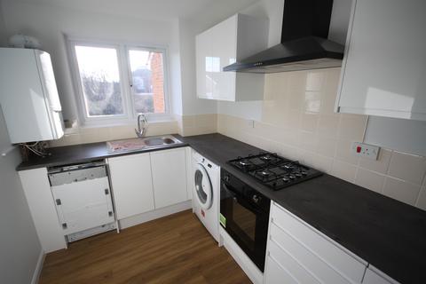 2 bedroom flat to rent, Crosslet Vale