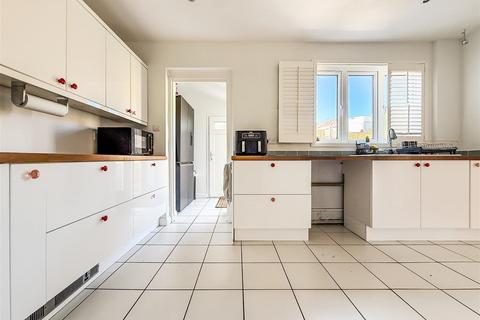 4 bedroom end of terrace house for sale, Abbeydore Road, Portsmouth