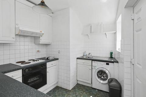 2 bedroom flat to rent, Maple Road, Surbiton KT6