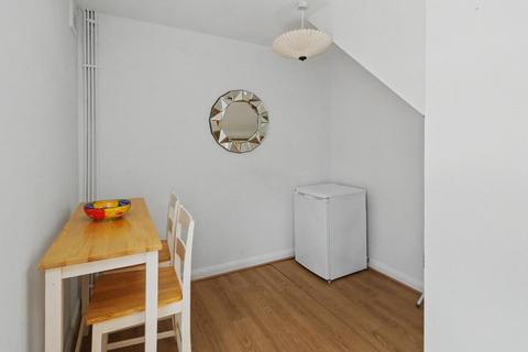 2 bedroom flat to rent, Maple Road, Surbiton KT6