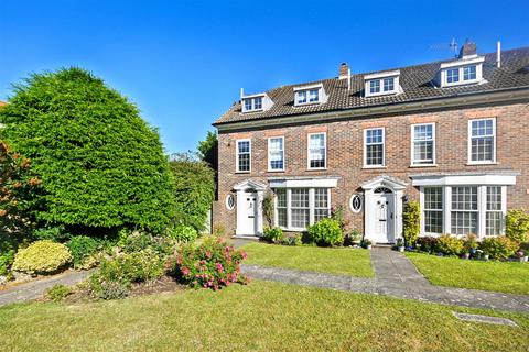 3 bedroom end of terrace house for sale, Chesterfield Gardens, Eastbourne