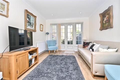 3 bedroom end of terrace house for sale, Chesterfield Gardens, Eastbourne