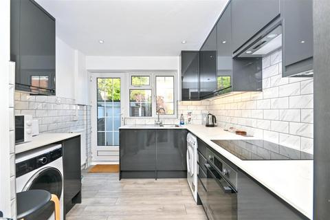 3 bedroom end of terrace house for sale, Chesterfield Gardens, Eastbourne