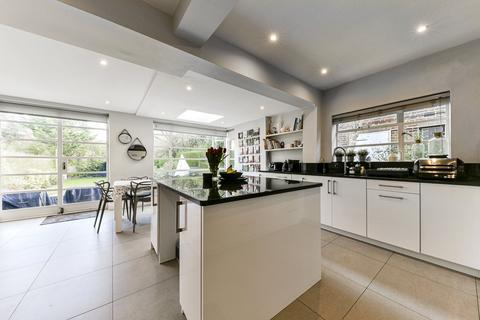 Litchfield Way, London, NW11