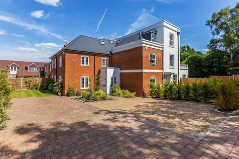 4 bedroom semi-detached house for sale, Woking Road, Jacob's Well