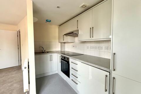 2 bedroom flat to rent, Waltham Road, Woodford Green, IG8