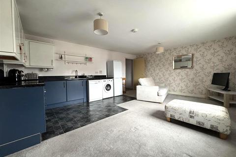 2 bed flat/apartment for rent in Cricklade Road, Swindon SN2