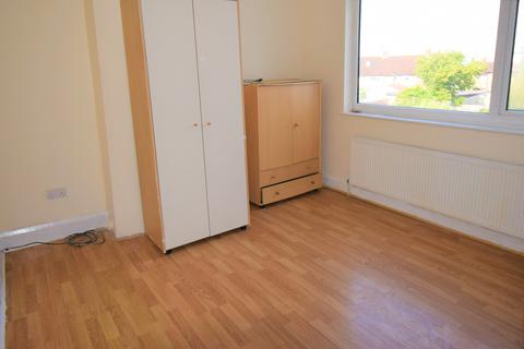 4 bedroom semi-detached house to rent, Eastleigh Avenue, Harrow HA2