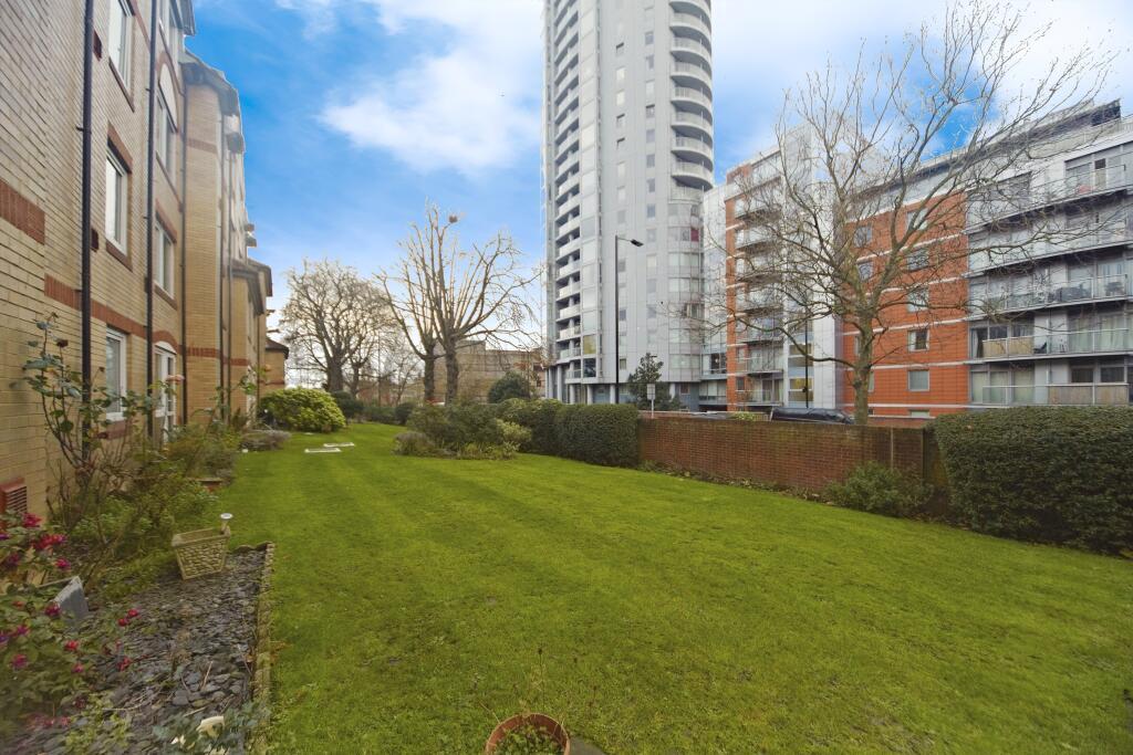 House in Croydon - View 3