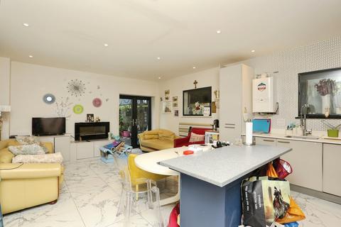 2 bedroom flat for sale, Park Road, Beckenham, BR3