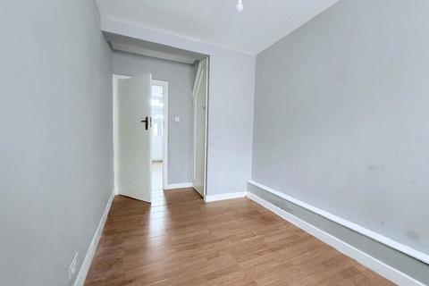 3 bedroom flat for sale, Victoria Road, Ruislip, Middlesex, HA4 0AL