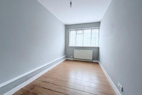 3 bedroom flat for sale, Victoria Road, Ruislip, Middlesex, HA4 0AL