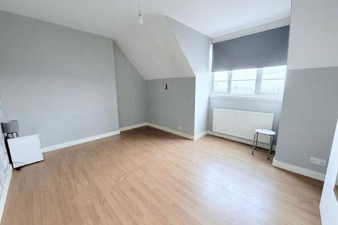 3 bedroom flat for sale, Victoria Road, Ruislip, Middlesex, HA4 0AL